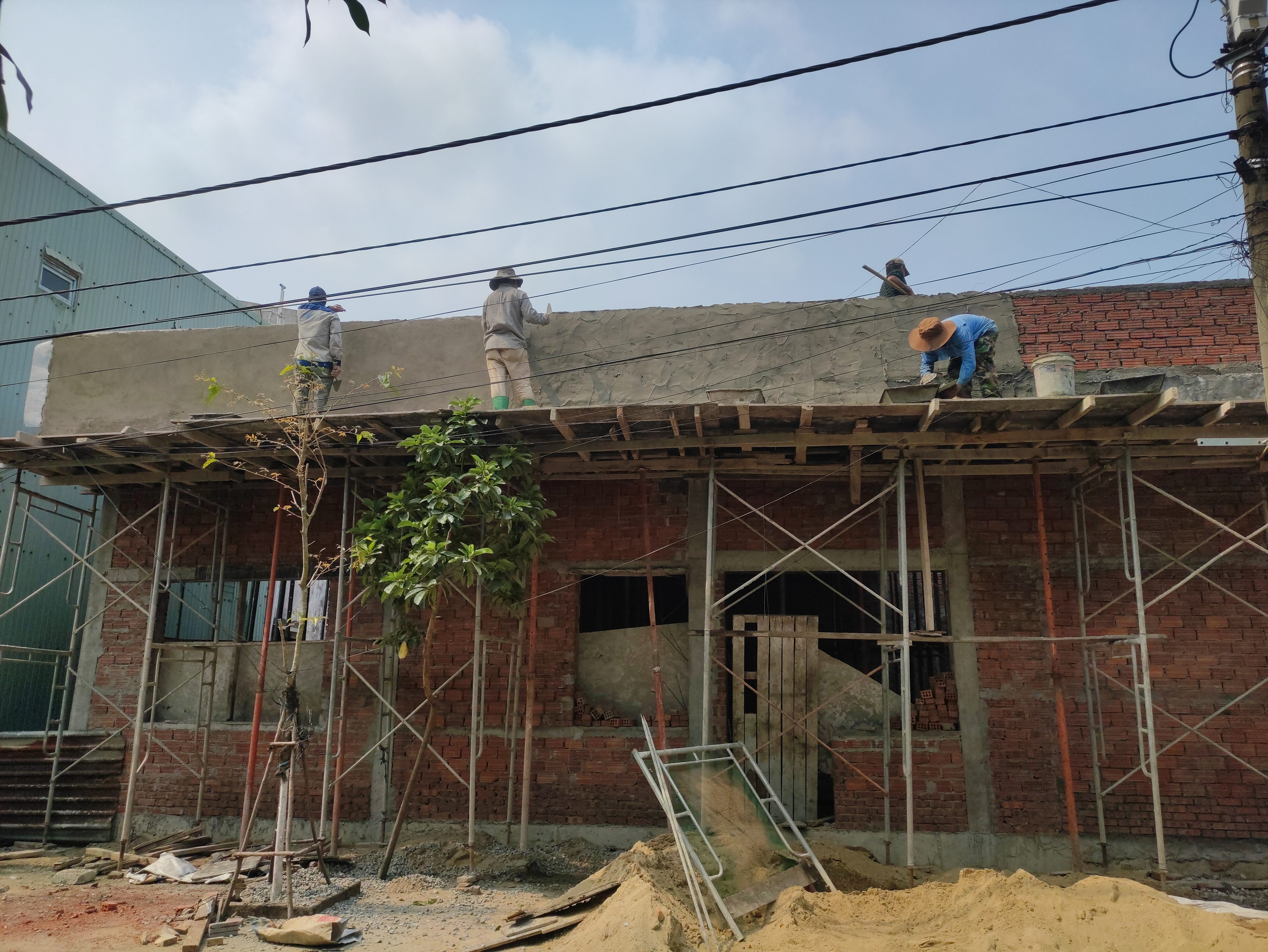 Chống thấm tường ngoại thất và sàn mái cho công trình dân dụng 2 mặt tiền gần biền