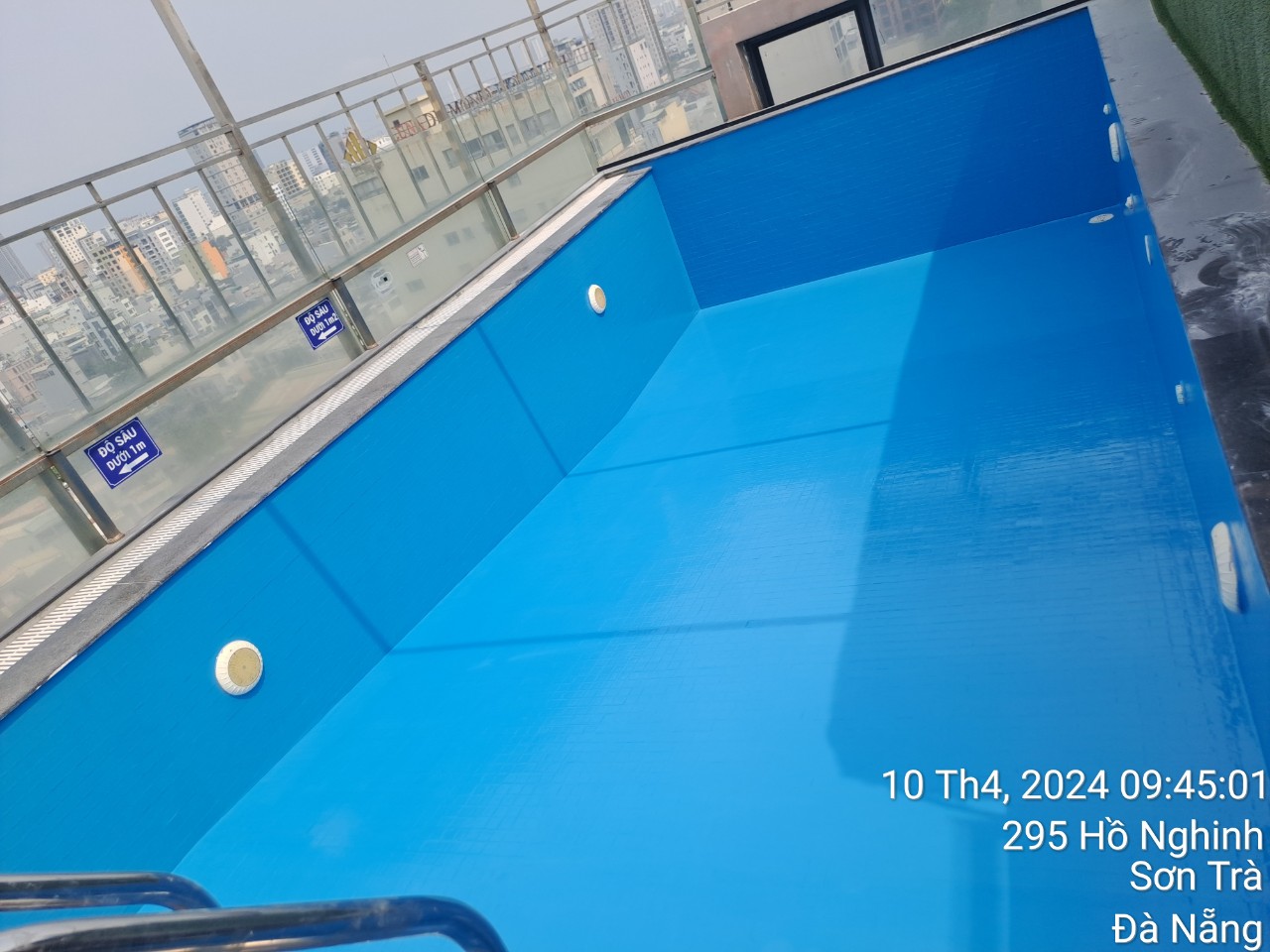Chống thấm hồ bơi cũ trên lớp gạch bằng Polyurethane UP-266. Chi phí tiết kiệm, chất lượng lâu dài.