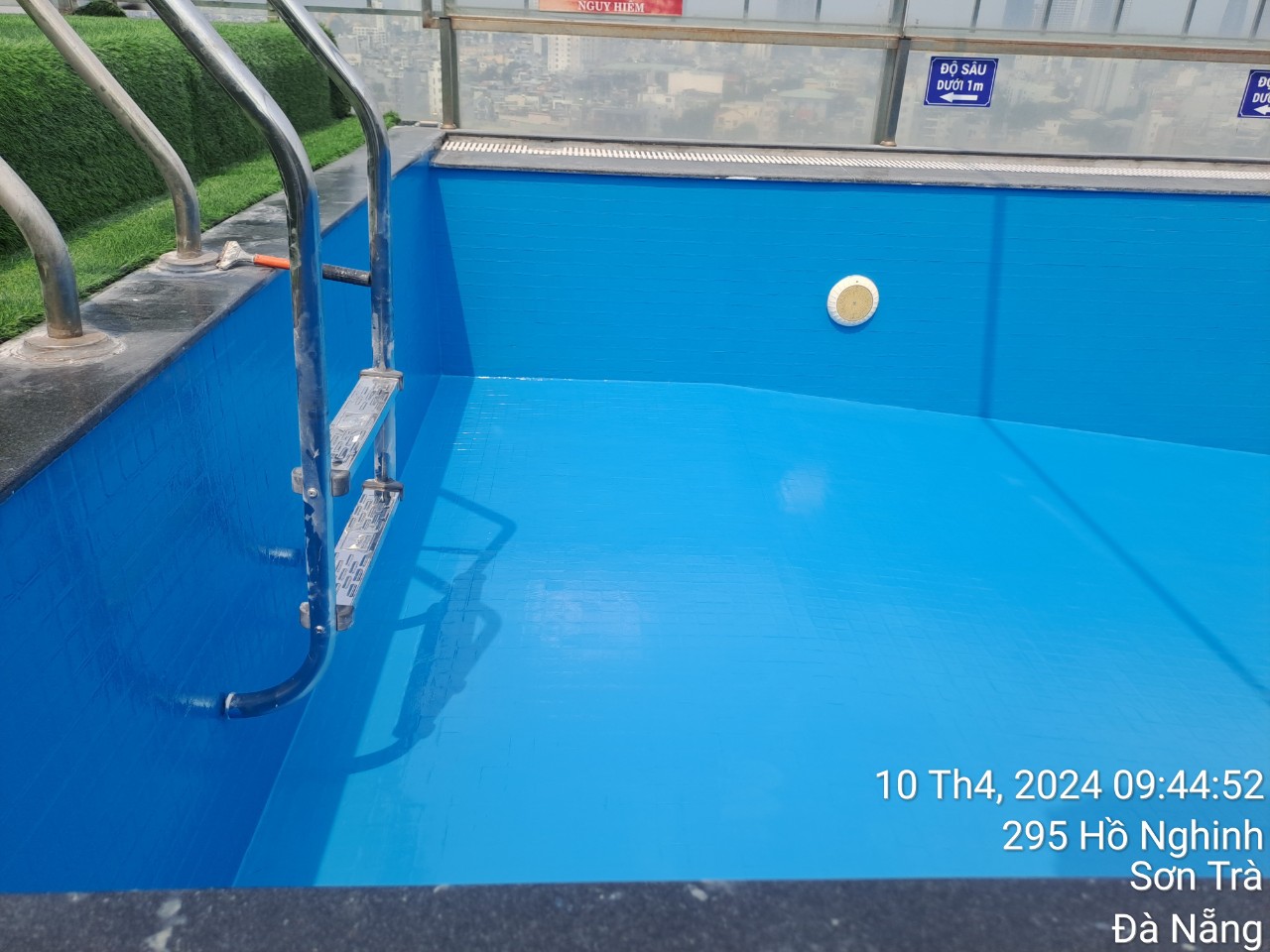 Chống thấm hồ bơi cũ trên lớp gạch bằng Polyurethane UP-266. Chi phí tiết kiệm, chất lượng lâu dài.