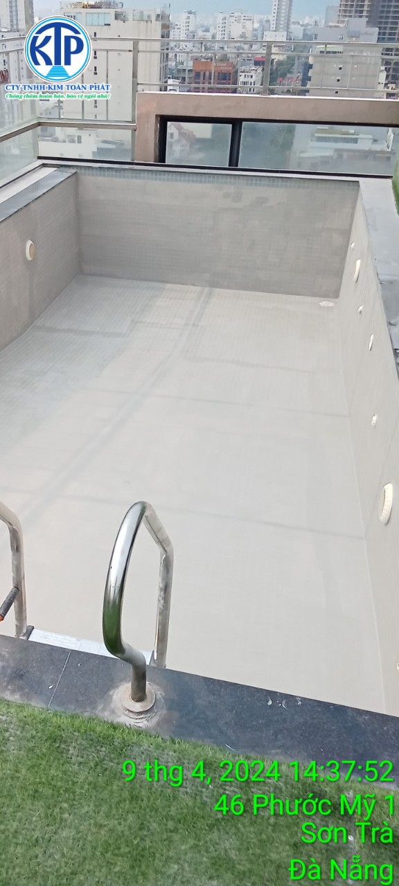Chống thấm hồ bơi cũ trên lớp gạch bằng Polyurethane UP-266. Chi phí tiết kiệm, chất lượng lâu dài.
