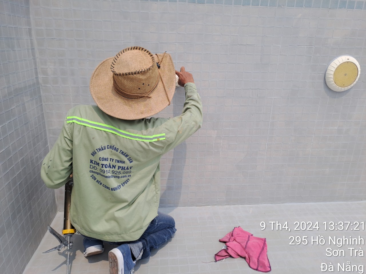 Chống thấm hồ bơi cũ trên lớp gạch bằng Polyurethane UP-266. Chi phí tiết kiệm, chất lượng lâu dài.