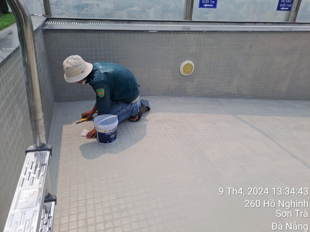 Chống thấm hồ bơi cũ trên lớp gạch bằng Polyurethane UP-266. Chi phí tiết kiệm, chất lượng lâu dài.