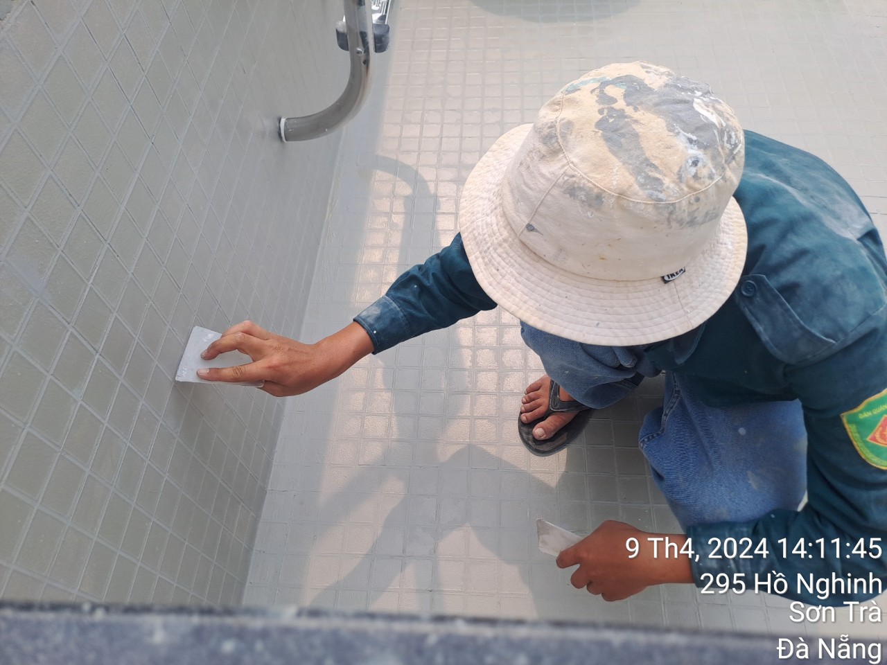 Chống thấm hồ bơi cũ trên lớp gạch bằng Polyurethane UP-266. Chi phí tiết kiệm, chất lượng lâu dài.