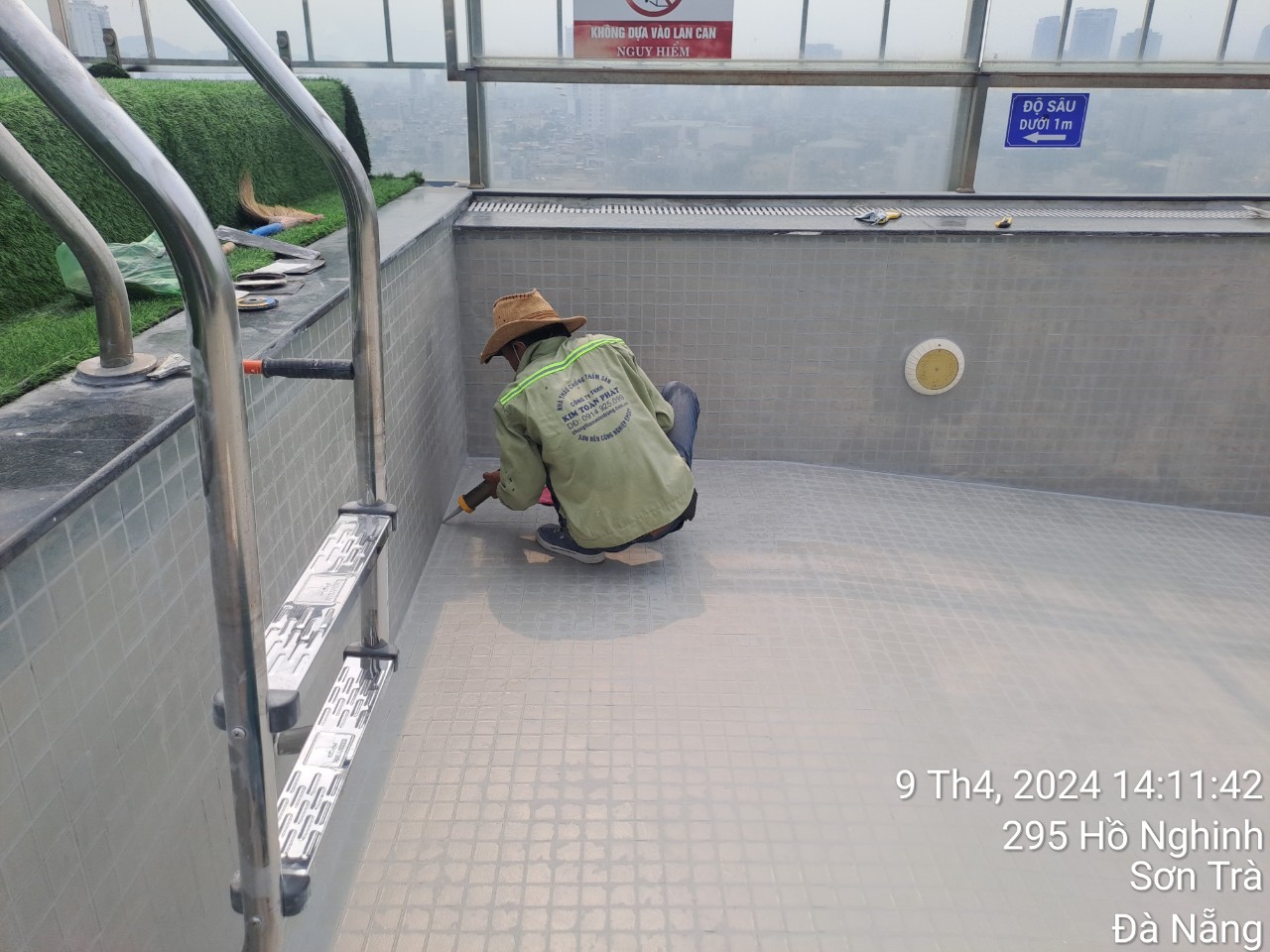 Chống thấm hồ bơi cũ trên lớp gạch bằng Polyurethane UP-266. Chi phí tiết kiệm, chất lượng lâu dài.