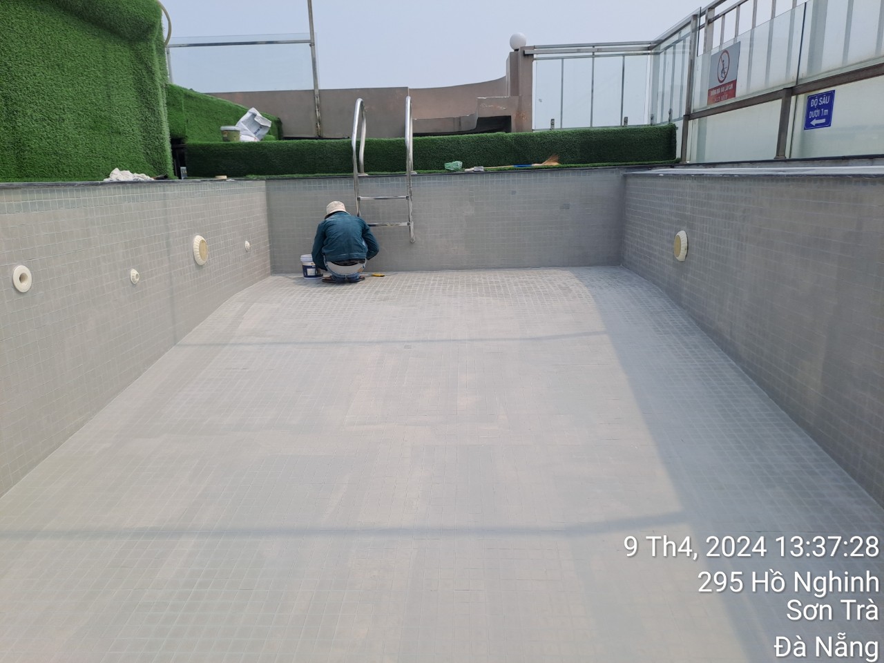 Chống thấm hồ bơi cũ trên lớp gạch bằng Polyurethane UP-266. Chi phí tiết kiệm, chất lượng lâu dài.