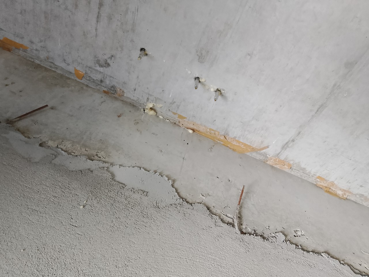 Bắn Foam Chống Thấm Sàn Bê Tông Đà Nẵng, Quảng Nam - Giải Pháp Xử Lý Vết Nứt, Lỗ Hổng Hiệu Quả