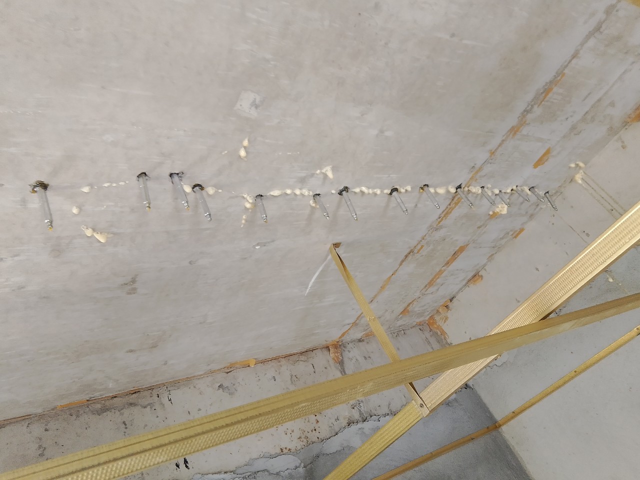 Bắn Foam Chống Thấm Sàn Bê Tông Đà Nẵng, Quảng Nam - Giải Pháp Xử Lý Vết Nứt, Lỗ Hổng Hiệu Quả