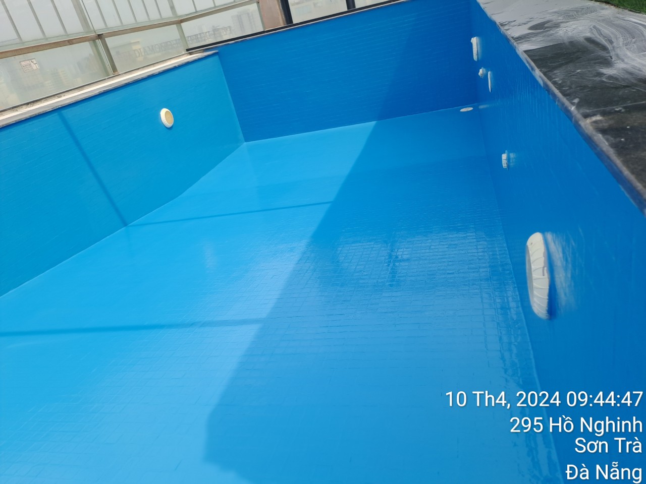 Thi công chống thấm lớp gạch cũ cho hồ bơi với sơn polyurethane: Giải pháp hoàn hảo cho hồ bơi